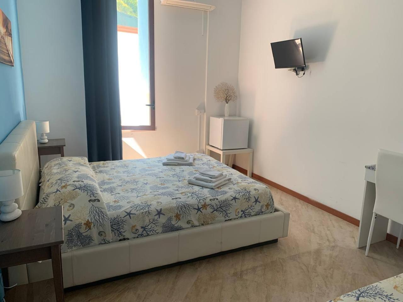 Borgomarino'S Room Cefalù Buitenkant foto